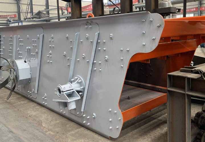 Double deck inclined vibrating screen for aggregate processing