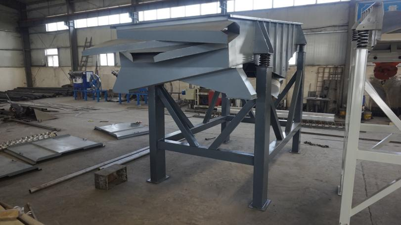 Vibrating screen for phosphate ore screening