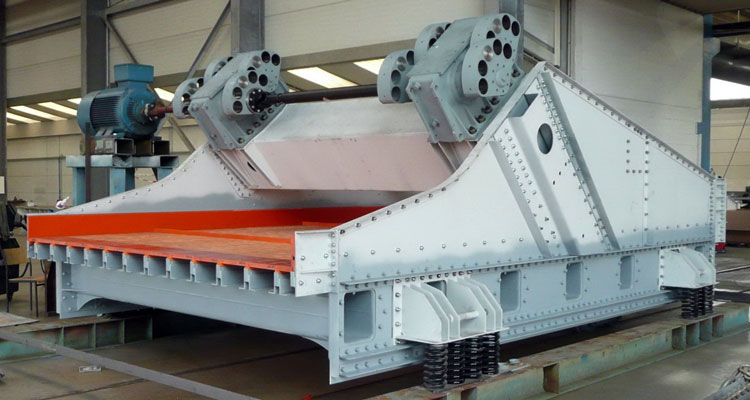 Vibrating screen for clay screening