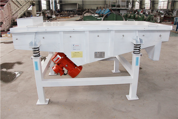Vibrating screen for limestone screening