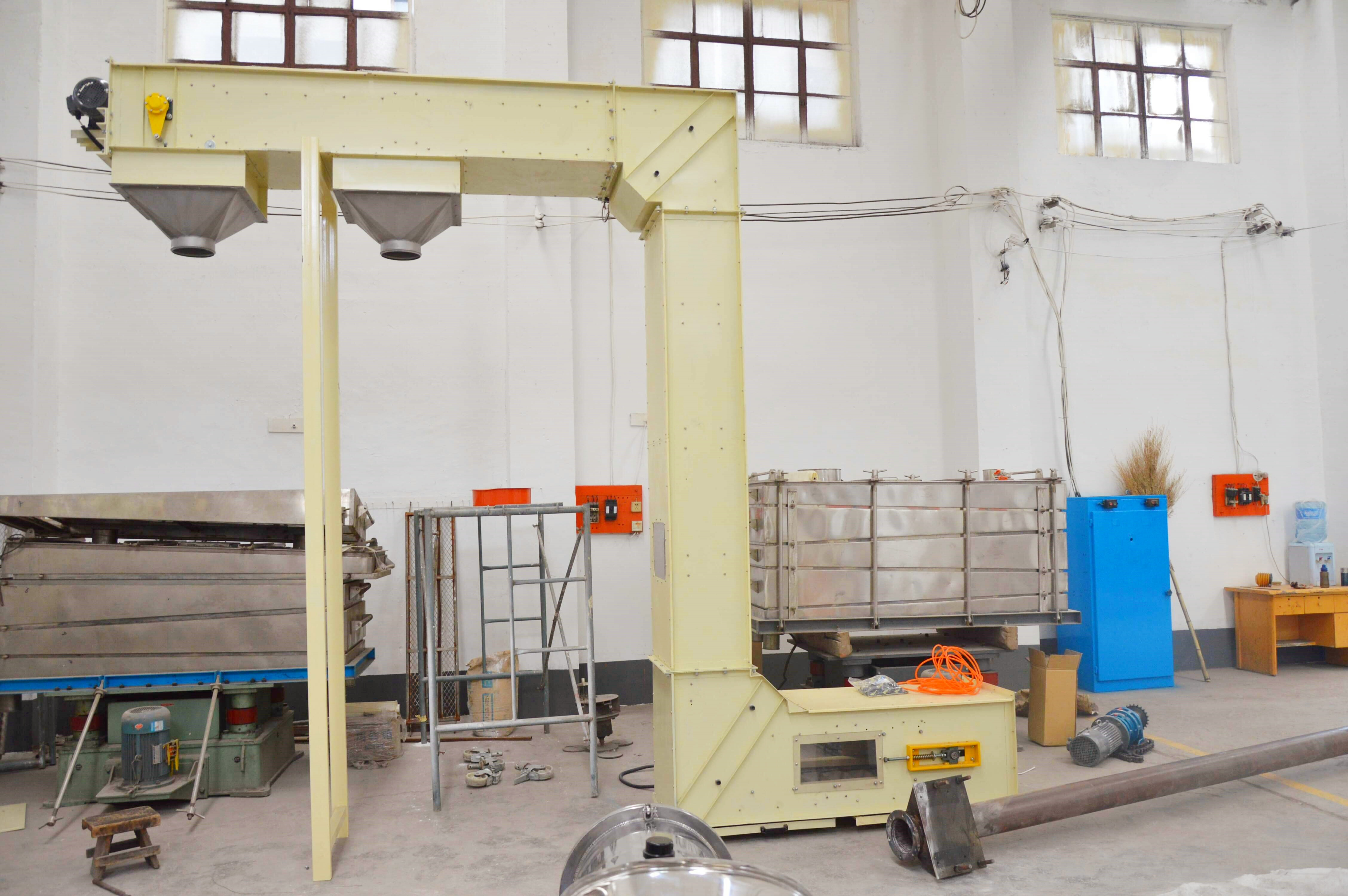Z-type bucket elevator for peanut conveying