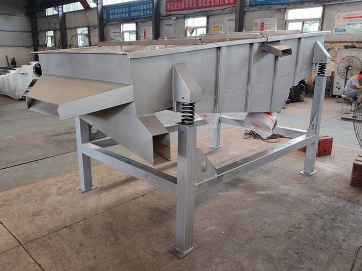 The industrial composting vibrating screen equipment used in factory workshops allows for the selection of appropriately sized screens based on specific composting application requirements.