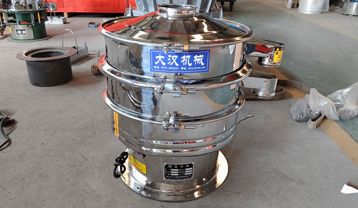 A stainless steel vibrating screen machine in a factory setting, used for selecting the correct stainless steel vibrating screen mesh specifications.